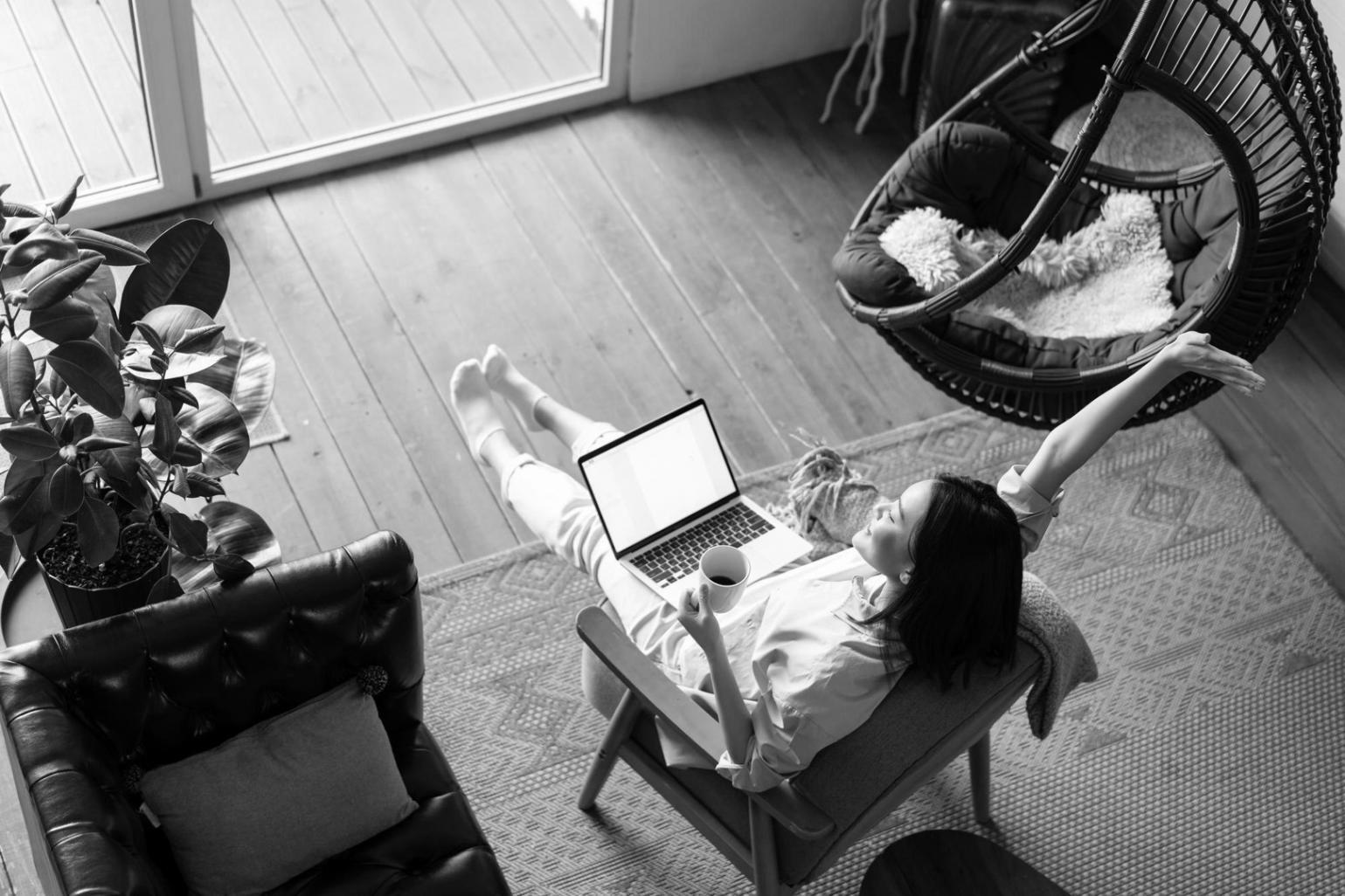 Análisis de datos financieros en reunión de equipo